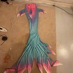 This is a mermaid skin in this does NOT come with
A Finn inside